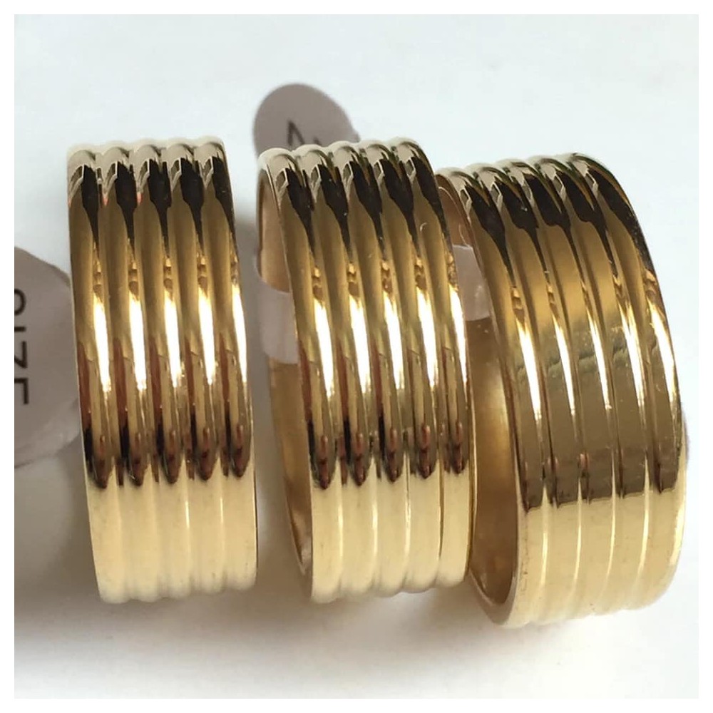 8 mm bred ring med riller. Unisex. Stål/guld