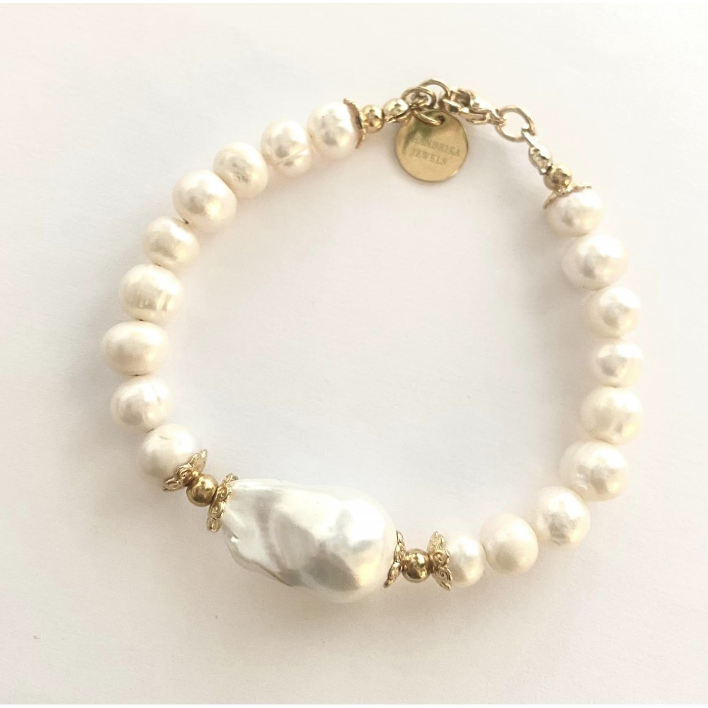 7-8 mm white freshwater pearl bracelet with big barok. Steel/gold