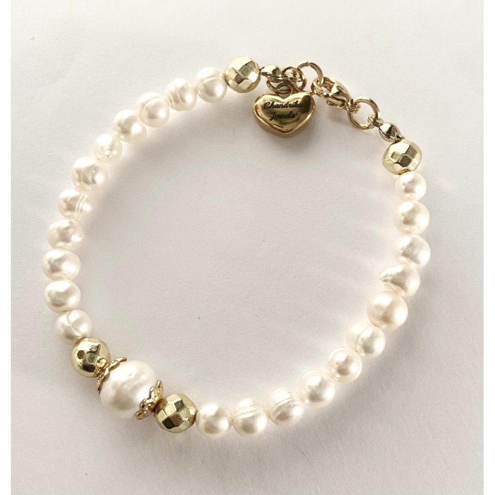 Small 5-6 mm freshwater pearl bracelet with bigger pearls. Steel/gold