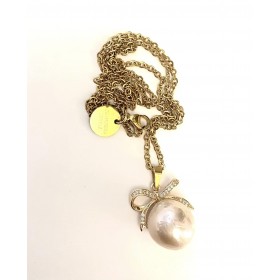 Baroque 2.5 cm Pearl with bow. steel chain/gold